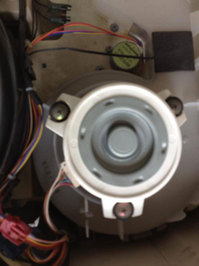 自動お掃除機能付きエアコンクリーニング　異音　修理　室外機吸塵ファンモーター交換