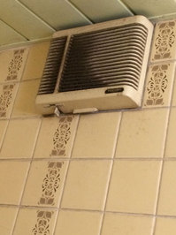 在宅戸建て４LDKまるごとおそうじ　浴室クリーニング　換気扇カバー汚れ