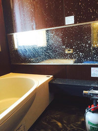 浴室クリーニング　水垢・石鹸カス汚れの洗浄作業中　鏡の水垢除去完了　鹿児島市　