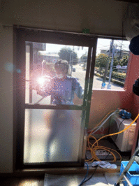 引っ越しシーズンのハウスクリーニングについて　窓ガラスクリーニングで汗するスタッフ　おそうじ本舗鹿児島西田店