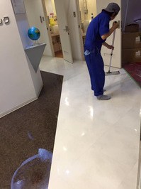 定期清掃 オフィス　床剥離(ハクリ) ワックス 鹿児島市内　ワックス塗布中