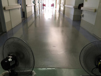 廊下床乾燥中　病院様 2フロア1000平米ワックス 鹿児島県姶良市方面